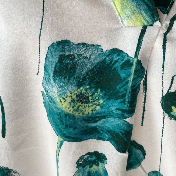 ALFANI women’s poppy floral short sleeve blouse V neck size Med white w/ green - Picture 4 of 12